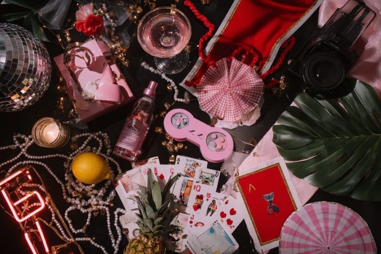 Moodboard élégant des 10 meilleurs thèmes d’anniversaire adulte 2025, accessoires et ambiances sur fond sombre
