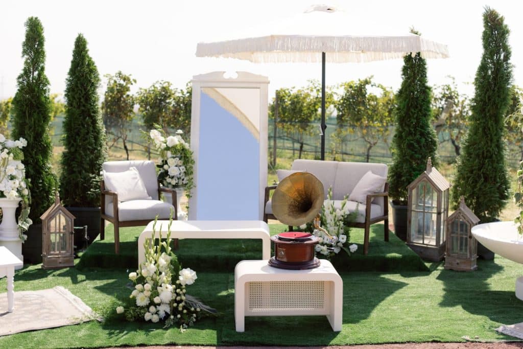 chaises de jardin et salon lounge extérieur pour mariage blanc tonnelle miroir canapé table basse