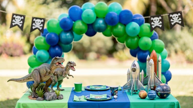Thème anniversaire garçon : décoration aventure avec dinosaures, espace et pirates