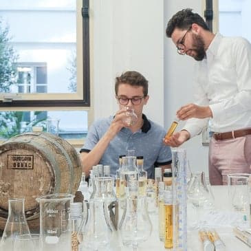 Atelier assemblage de whisky à Paris en cadeau de départ
